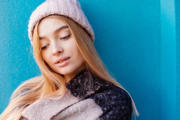 pembe bahar ısı zevk onu bahçede poz içinde büyüleyici genç sarışın kız