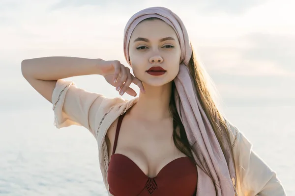 Beautiful young girl with red lipstick enjoys a sea adventure on a yacht, poses — Stock Photo, Image