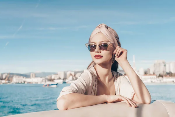Elegante hermosa chica en gafas de sol posando contra el mar azul, vacaciones de verano tan esperadas —  Fotos de Stock