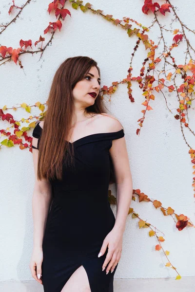 dinlenme ve rahatlatıcı bahçedeki duvara poz çekici uzun saçlı kız