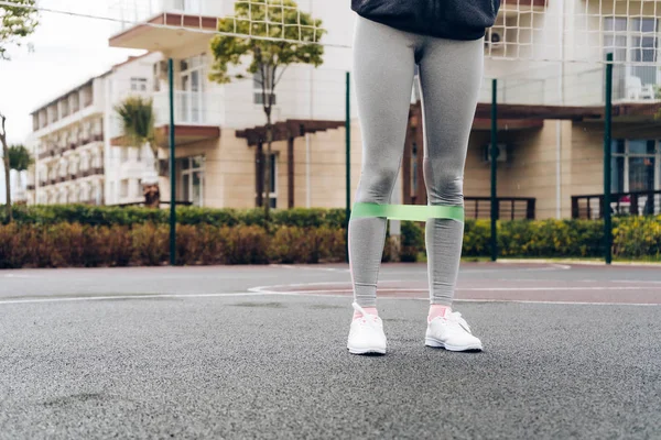 ince kız açık spor alanı üzerinde ayak kasları için egzersiz yapar, kilo vermek istiyor