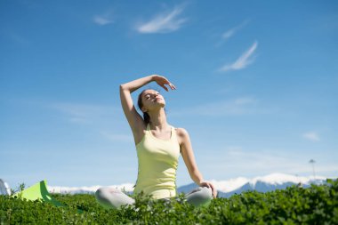 meditasyon ve yoga sun, parkta uygulamak huzurlu bir genç kadın gözleri kapalı