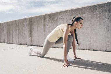 yarışmalar için hazırlanıyor bir uzun mesafe çalıştırmak için hazırlanan kendine güvenen güçlü kız