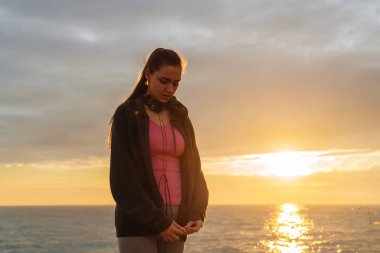 dalgın bir genç kız sahil gün batımında yürüyüşler, temiz hava nefes
