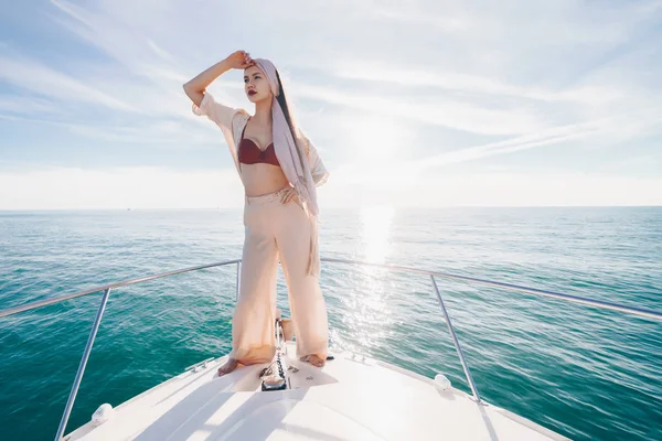 Luxus elegáns lány nyári ruhák, pózol a neki yacht nézek a távolba — Stock Fotó