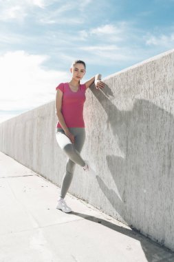 pembe tişört mavi gökyüzünün altında eğitim sonra dinlenme kendine güvenen ince kız