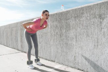 pembe t-shirt açık egzersiz yaparak kendine güvenen genç kız