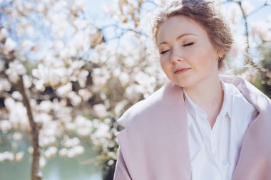 pembe bir ceket doğa ve sıcaklık Park zevk çekici güzel kadın