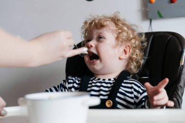 ailece kahvaltı, Anne beslemeleri küçük bir kıvırcık bebek çocuk lezzetli çorba