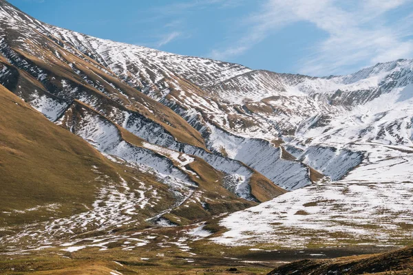 迷人的自然和冬天的风景, 山坡和丘陵覆盖着白雪 — 图库照片