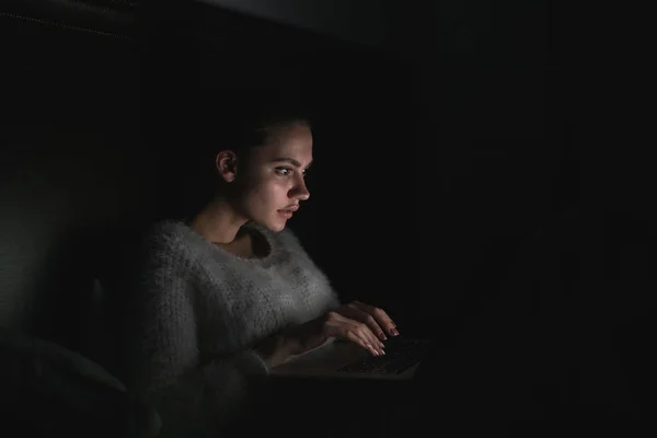 Seria ragazza che lavora sul computer portatile a tarda notte, freelance — Foto Stock