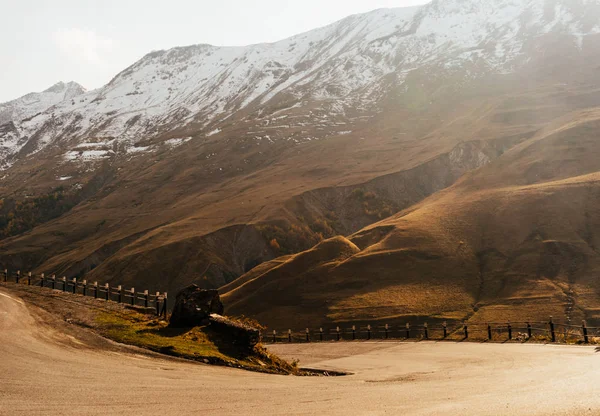 Naturaleza fascinante, altas montañas y laderas cubiertas de nieve blanca, otoño — Foto de Stock