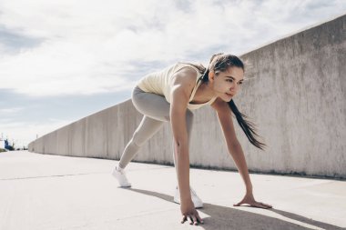 kendine güvenen atletik kız açık havada bir maraton ishal, kilo vermek istiyor