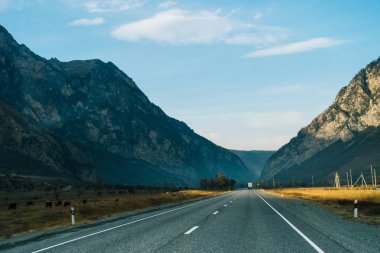 büyüleyici doğa ve manzara, yüksek dağlar, mavi gökyüzü arasındaki yol