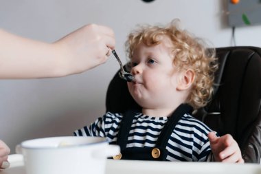 Annem onun küçük Kıvırcık sarışın çocuk evlat yararlı lezzetli çorba beslenir.