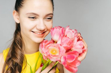 sarı elbiseli güzel kokulu çiçekler Buket tutan mutlu gülümseyen kız