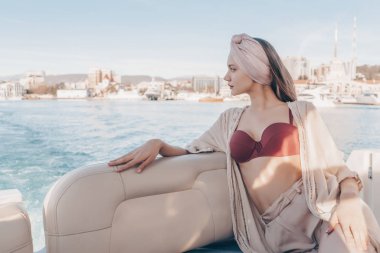Lüks bir ince kız moda giysiler içinde rahatlatır, Karayip Denizi üzerinde yelken