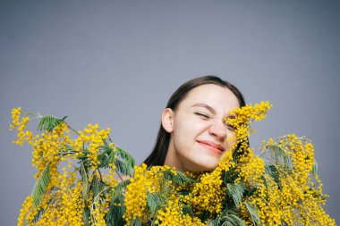 bahar ve güzel kokulu sarı Mimoza genç kız seviyor