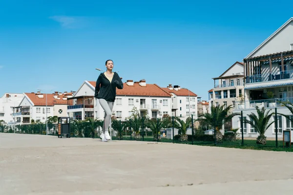 Jovem teimoso corre de manhã sob um céu azul, quer perder peso — Fotografia de Stock