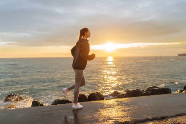 hızlı atletik kız deniz günbatımı, müşteri adayları, sağlıklı bir yaşam tarzı koşu