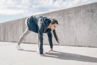 çalışan bir yarışma için hazır Başlarken inatçı güçlü kız maratonu açık havada, çalıştırmak hazırlanıyor