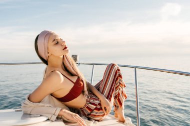 rahat lüks kadın moda yaz giysileri onun yatta aittir, Karayip Denizi üzerinde yelken