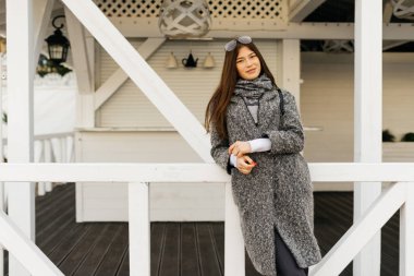 gri paltolu şehrin sokaklarında dinlenme esmer şık kız