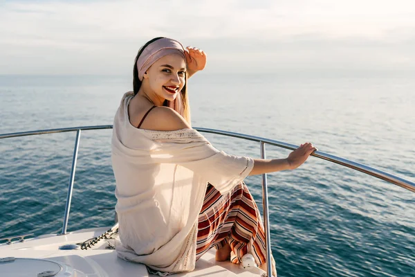 A luxurious stylish woman enjoys a vacation in the Caribbean sea, sails to the island — Stock Photo, Image