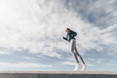 hızlı kalıcı kız temiz havada koşu yarışmaları için hazırlanıyor