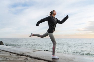 inatçı kız hızlı trenler, kaçak yarışmaları için hazırlar, kulaklıklar müzik dinler