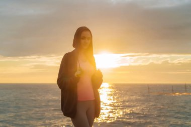 günbatımı denizde bir run sonra dinlenme bir kazak bir sakin, ince kız