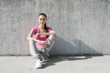 daha önce eğitim güç kazanıyor açık havada, yerde oturan kendine güvenen sakin kız