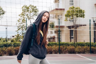 kendine güvenen atletik kız voleybol net bir spor tarlada poz