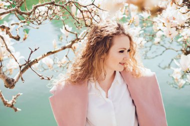 sıcaklık ve güneş havuzun yanındaki parkta sevimli zarif kadın sahiptir