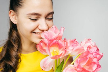 güzel pembe çiçek kokulu sarı elbiseli çekici gülümseyen kız