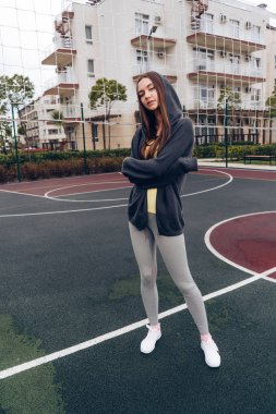 egzersizleri yapıyor bir spor sahasında poz emin ince kız