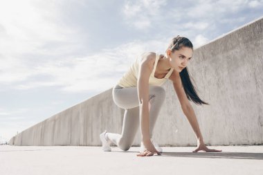 inatçı güçlü kız maratonu açık havada çalıştırmak hazırlanıyor