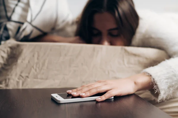 Sonnolenta ragazza si è svegliata presto la mattina dal suono della sveglia, non vuole alzarsi — Foto Stock