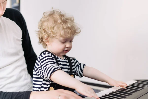 금발 곱슬 아기 그의 아버지와 함께 피아노를 배운다합니다 — 스톡 사진