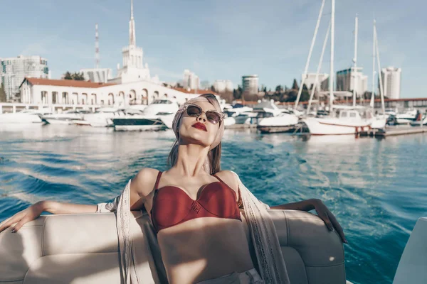 Mujer hermosa y lujosa en gafas de sol descansando, navegando en el mar Caribe —  Fotos de Stock