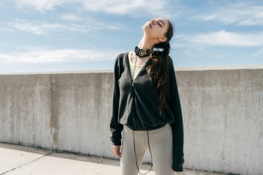 kas eğitim önce açık havada siyah giysili ince genç kızı kneads