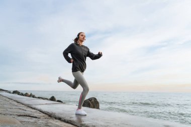 bir yarış rekabet için hazırlanıyor deniz kenarında, koşu atletik genç kız