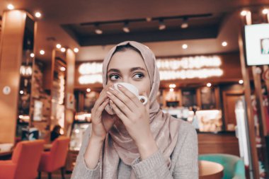 çekici Arap kız hijab içecekler kokulu çay Cafe
