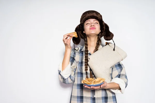 쾌활 한 러시아 소녀 뜨거운 맛 있는 팬케이크를 먹는다, Shrovetide 기념 — 스톡 사진