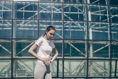 güneşin altında eğitim, yarışmalar için hazırlanıyor ince atletik kız