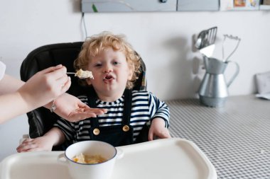 kıvırcık küçük bebek çocuk kahvaltı anne mutfakta, lezzetli ve sağlıklı gıda ile
