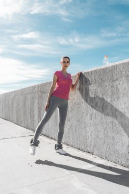 ince atletik kız bacak, kasları istiyor için güzel bir rakam egzersizleri yapıyor