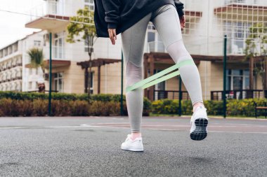 güzel bir rakam gri pantolon bacak, açık havada, kasları egzersizleri yapıyor düzgün etkin kız istiyor