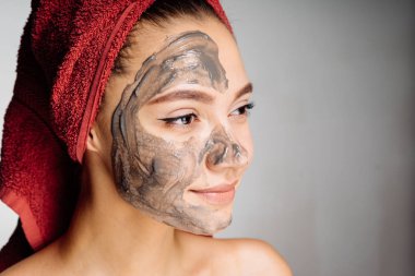 güzel genç kadın güzel, yararlı maskesi, yarım yüz üzerinde olmak istiyor gülümseyen