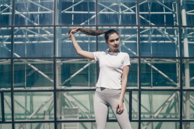 güneşin altında iyi bir rakam, poz emin ince kız spor sever